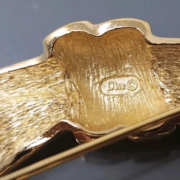 Vtg. CHRISTIAN DIOR 'Bow & Ribbon' Brooch & Earrings Set - Picture 4 of 12